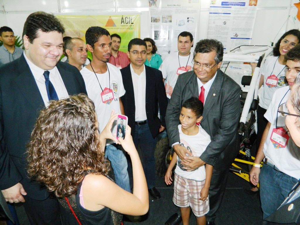 Governador é recebido pelo reitor Gustavo Costa no Estande da UEMA.jpg