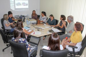 Vice-reitor da UEMA debate melhorias para laboratórios de Enfermagem da UEMA em reunião.