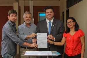 O Reitor da UEMA, Gustavo Pereira da Costa (o terceiro da esquerda para a direita) assinou três ordens de serviço que reforçam as ações de melhorias para o CCSA. Foto: Rafael Carvalho.