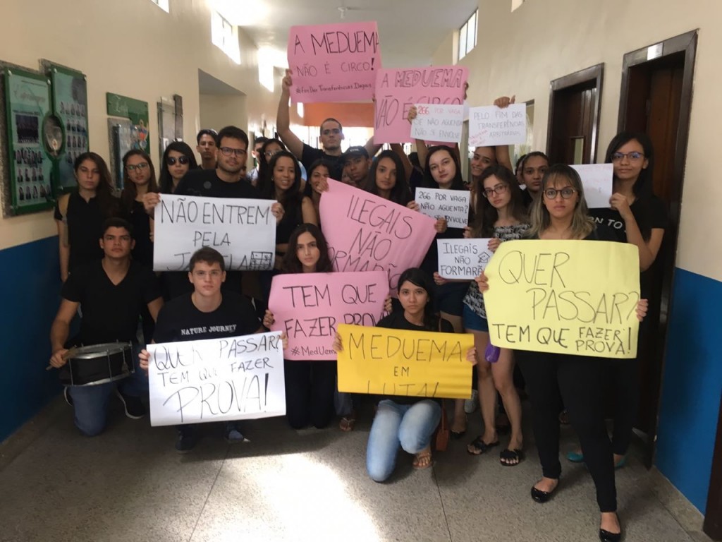 Estudantes com cartazes de protesto
