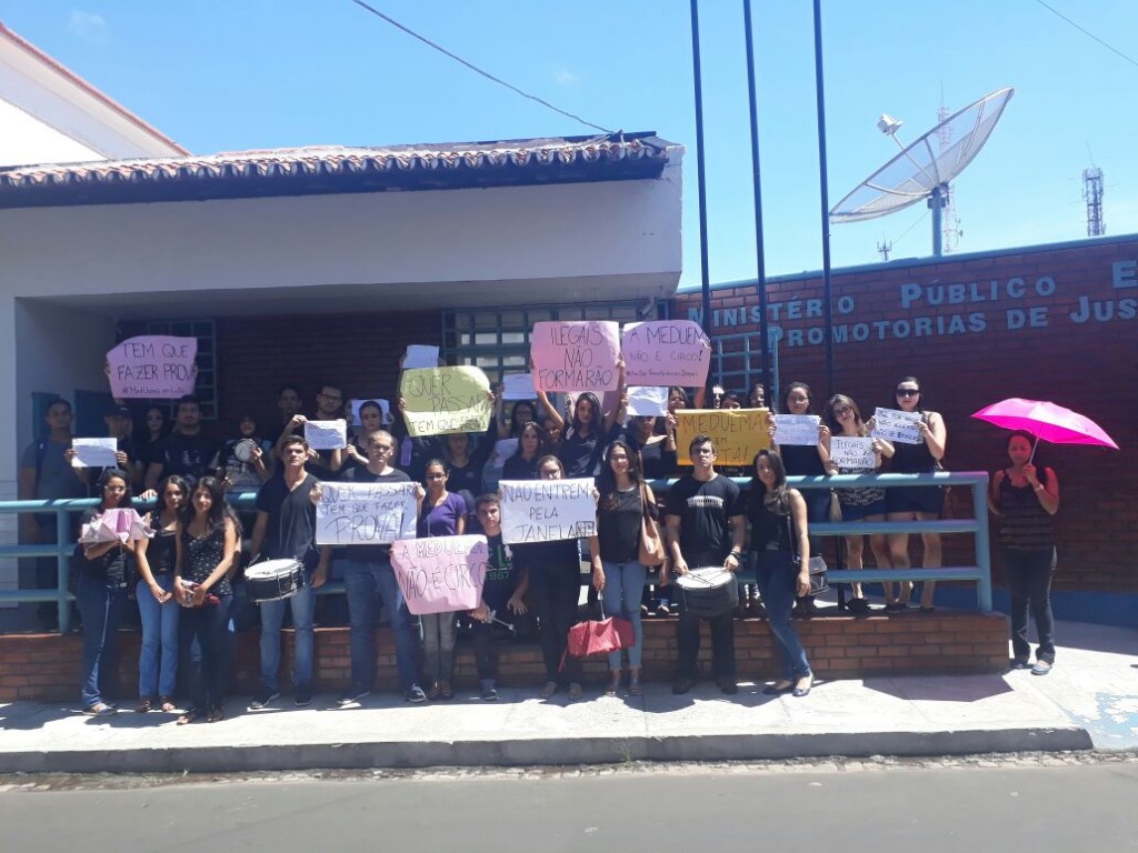 protesto em frente ao MP de Caxias
