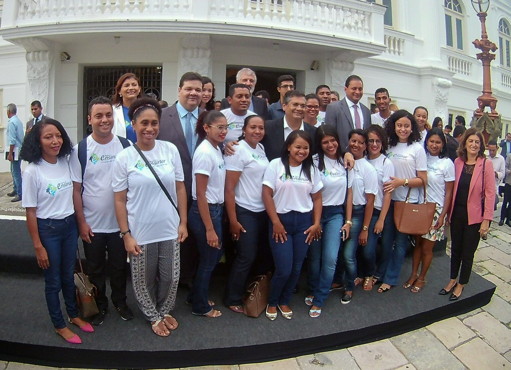 governador, deputado, reitor, gestores da UEMA e alunos do Programa Ensinar