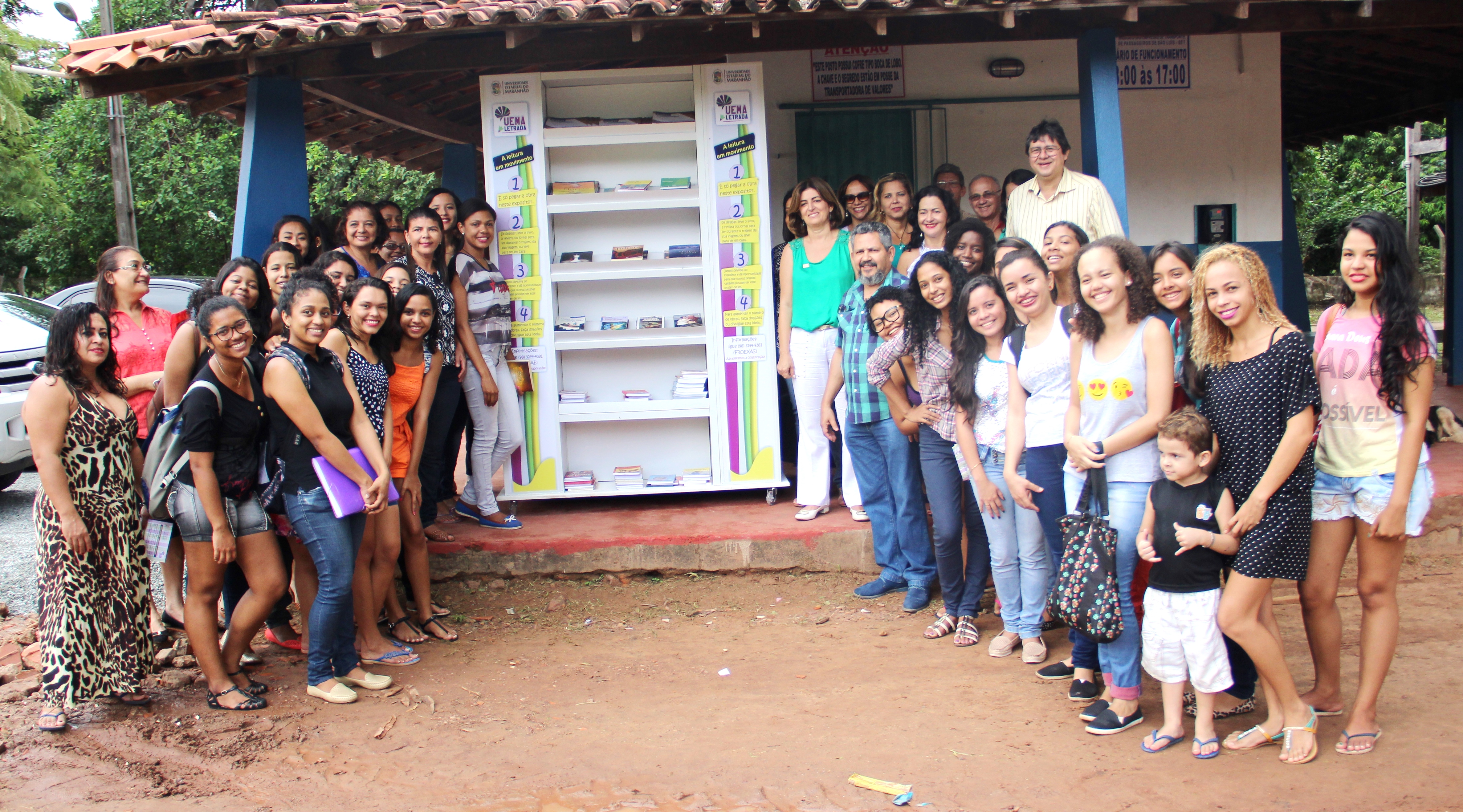 UEMA inaugura expositor de leitura no terminal de ônibus do Campus  Paulo VI