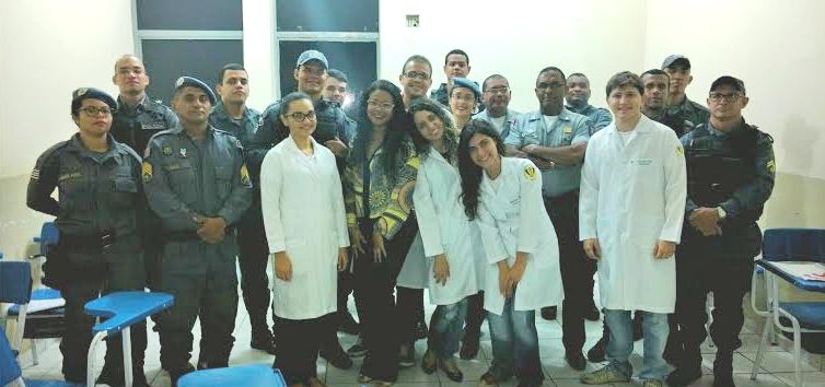 Alunos de medicina do Campus Caxias orientam militares em casos de urgência e emergência