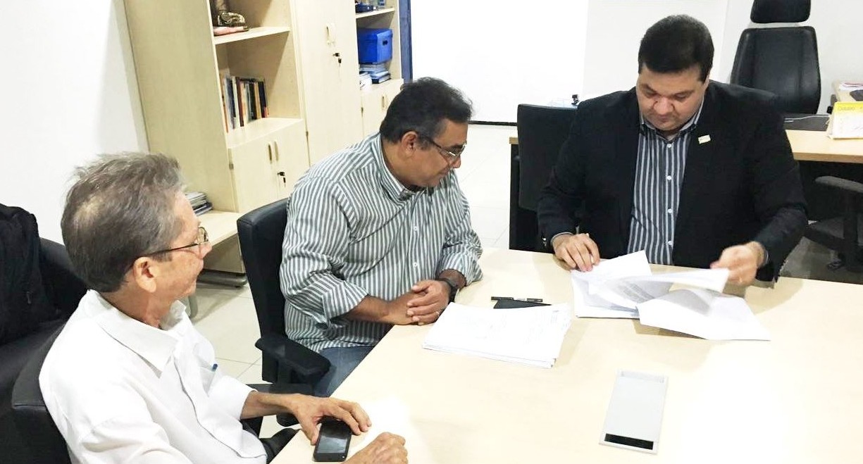 Reitor assina portarias que concedem gratificação aos professores