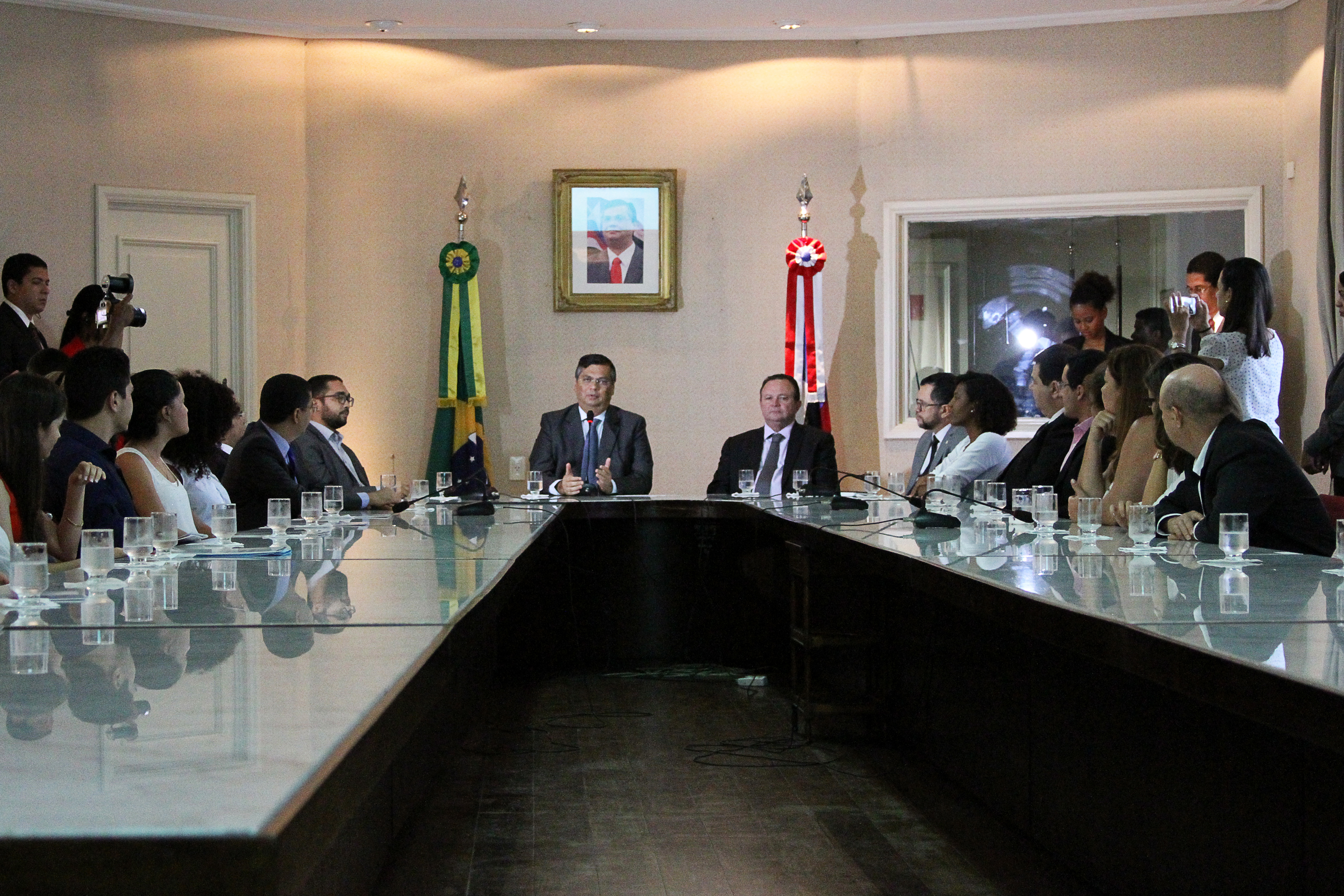 Estudantes recebem outorga do governador para estágio no exterior