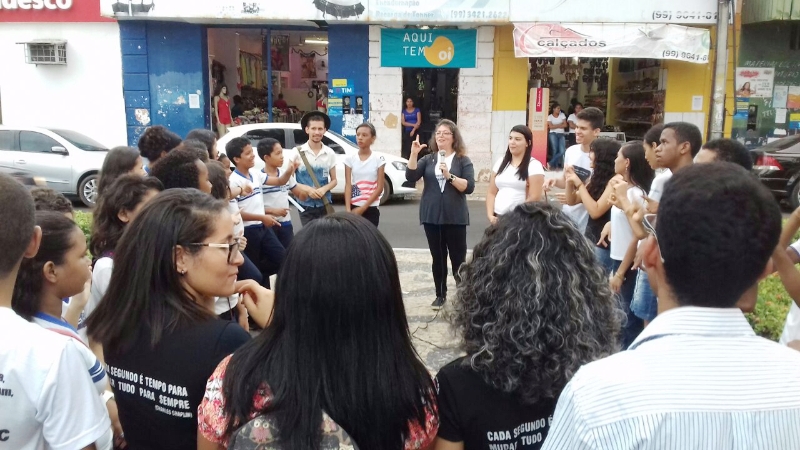 Professora do Campus de Caxias realiza projeto Libras na praça Gonçalves Dias