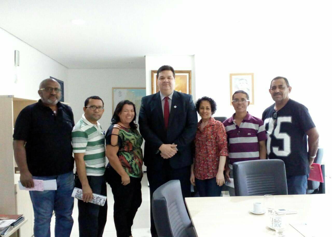 Reitor reúne-se com representantes dos servidores para avaliar avanços referentes à categoria