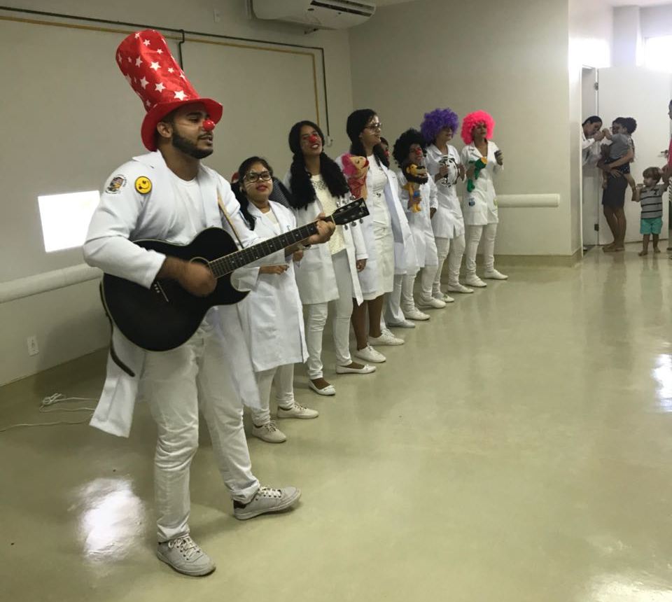 Santa Inês: Alunos de enfermagem realizam musicoterapia em hospitais