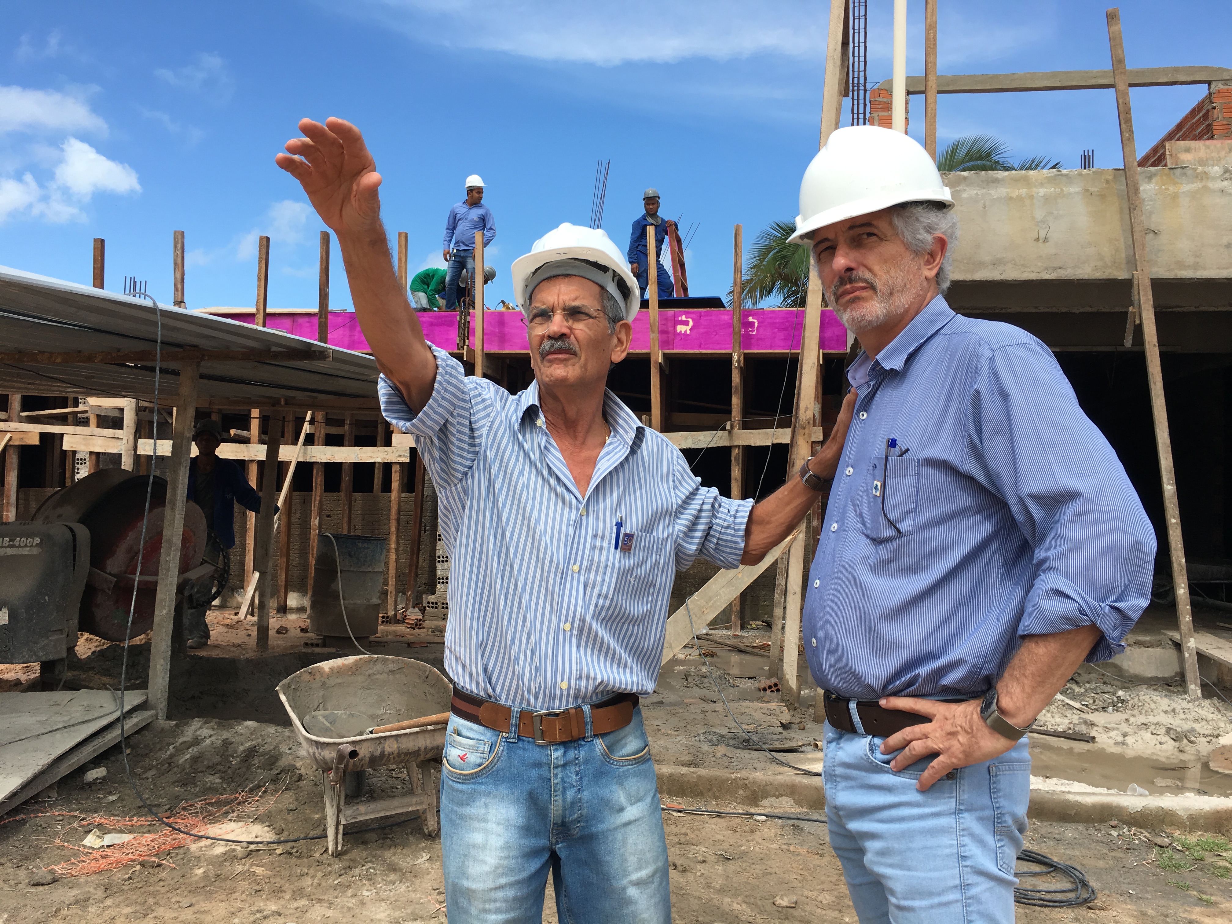 Vice-reitor, no exercício da reitoria, vistoria obras do campus Paulo VI