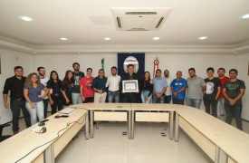 Reitor Gustavo Costa recebe homenagem de integrantes dos Projetos Especiais de Engenharia Mecânica