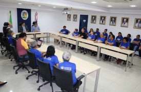 Coral Vozes da UNABI entrega certificado de participação no VIII Festival Internacional de Corais 3 Fronteiras para o Reitor