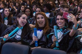 Mais de 400 alunos da UEMA colam grau em São Luís