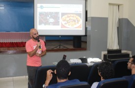 Pesquisador fala sobre importância dos insetos durante palestra no Campus Caxias