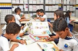 Professor e alunas da UEMA desenvolvem projeto de extensão em escola pública de São Luís