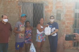 CESTI doa alimentos para famílias carentes de Timon