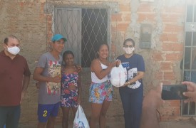 CESTI doa alimentos para famílias carentes de Timon