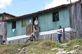Pesquisadores e estudantes coletam dados sobre moradias autoconstruídas no Maranhão