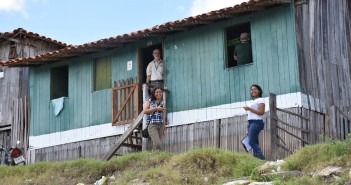 Pesquisadores e estudantes coletam dados sobre moradias autoconstruídas no Maranhão Equipe da pesquisa em levantamento arquitetônico de moradia de madeira