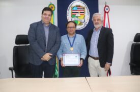 UEMA concede medalha de honra ao mérito universitário ao professor César Choairy