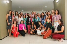 Dia da Mulher: rosas são entregues para as colaboradoras da Reitoria UEMA