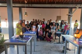 Estudantes de Design de Interiores expõem luminárias feitas de material reciclável no Campus Codó