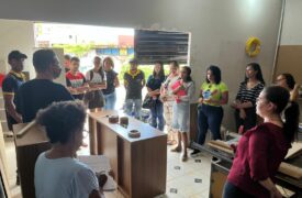 Turma do Curso de Design de Interiores observa a prática de quem atua na área de móveis projetados durante visita técnica