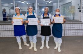 Cadetes do CFO-Bombeiros realizam entrega de certificado para servidores do Restaurante Universitário