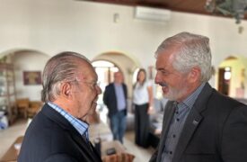 Reitor destaca avanços da Uema e presenteia José Sarney com obras literárias durante visita institucional