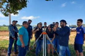 Turma de Tecnólogo em Agrocomputação participa de aula prática sobre alocação de terraços e controle de plantas daninhas