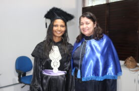 Acadêmica do Curso de Letras cola grau de modo especial no Campus Caxias