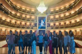 Alunos de Letras do Programa Ensinar visitam o Centro Histórico de São Luís durante aula de campo