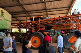 Alunos de Agrocomputação do Campus Grajaú participam de aula de campo sobre uso de máquinas agrícolas