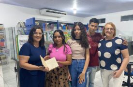 Acadêmicos de Letras entregam obra literária para acervo da Uema