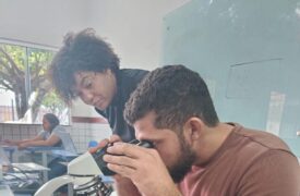 Aula prática de Histologia promove integração entre teoria e observação científica com alunos de Ciências Biológicas do Programa Ensinar